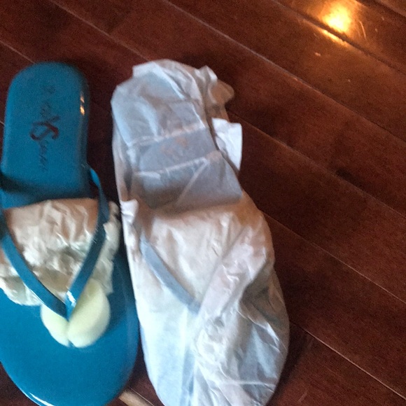 Brand new slippers in different colors - Picture 3 of 3